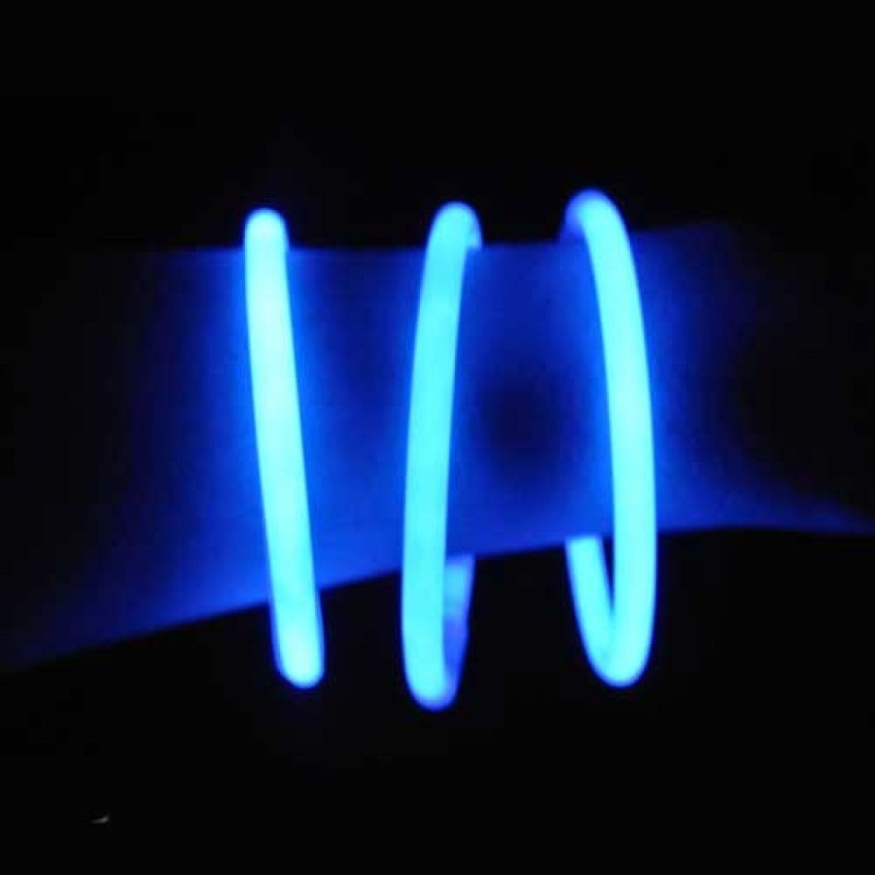 3 Bracelet bleu sur fond noir