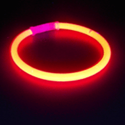 Bracelet rouge sur fond noir