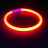 Bracelet rouge sur fond noir